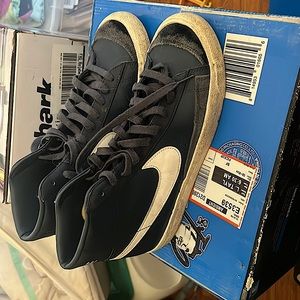 Size 10 1/2 ,a navy blue /white pair of Nikes